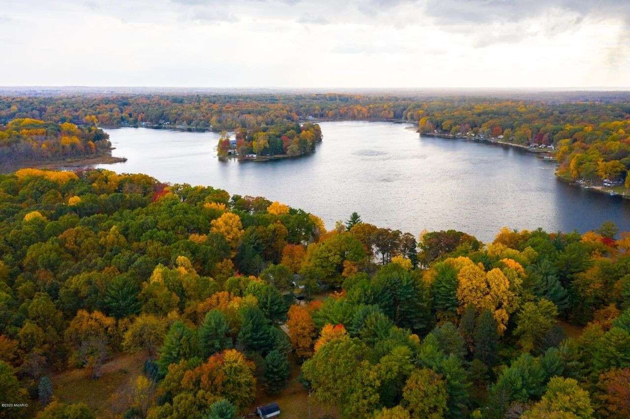 Lake family paradise: pickleball, hot tub & more