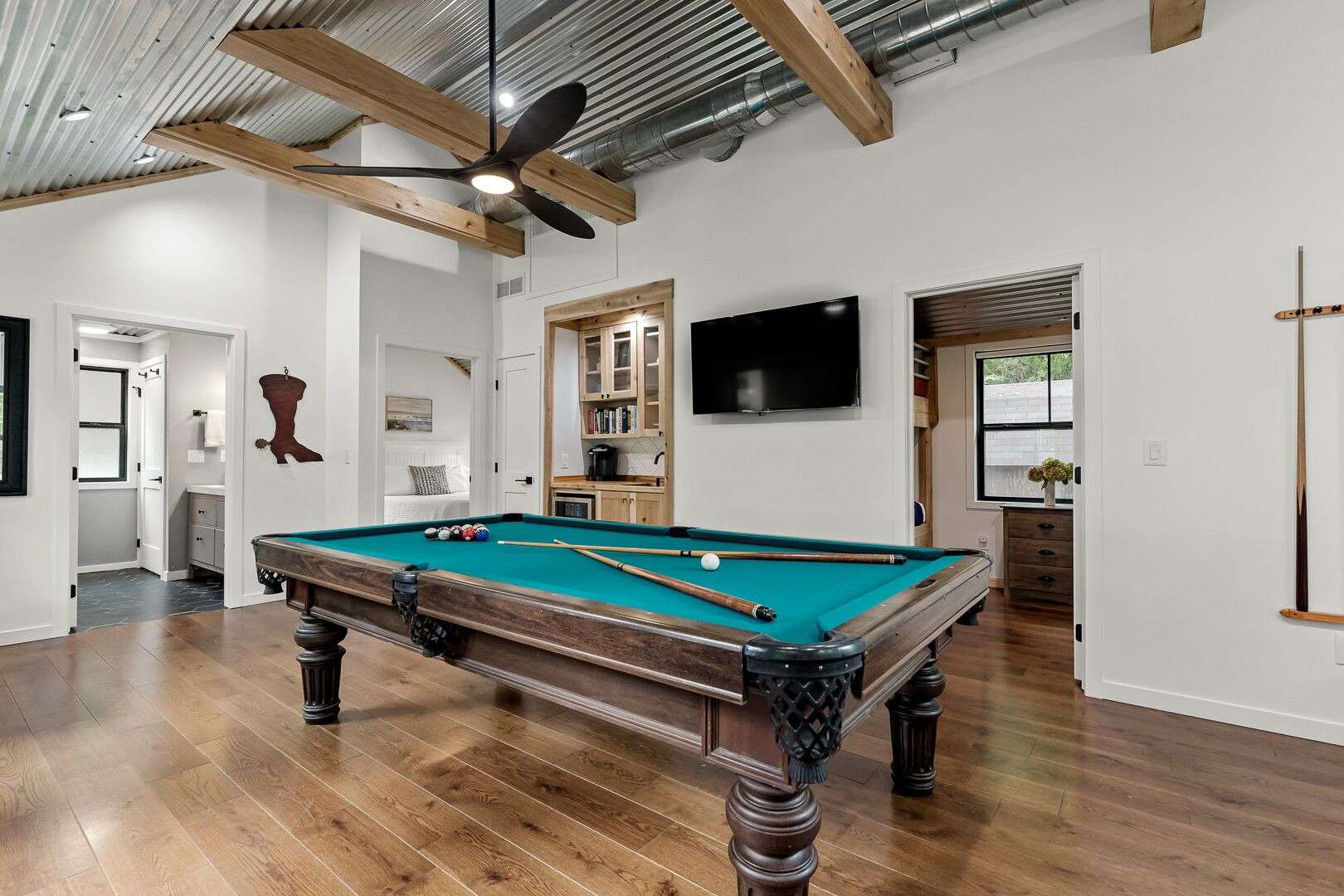 Lake family paradise: pickleball, hot tub & more