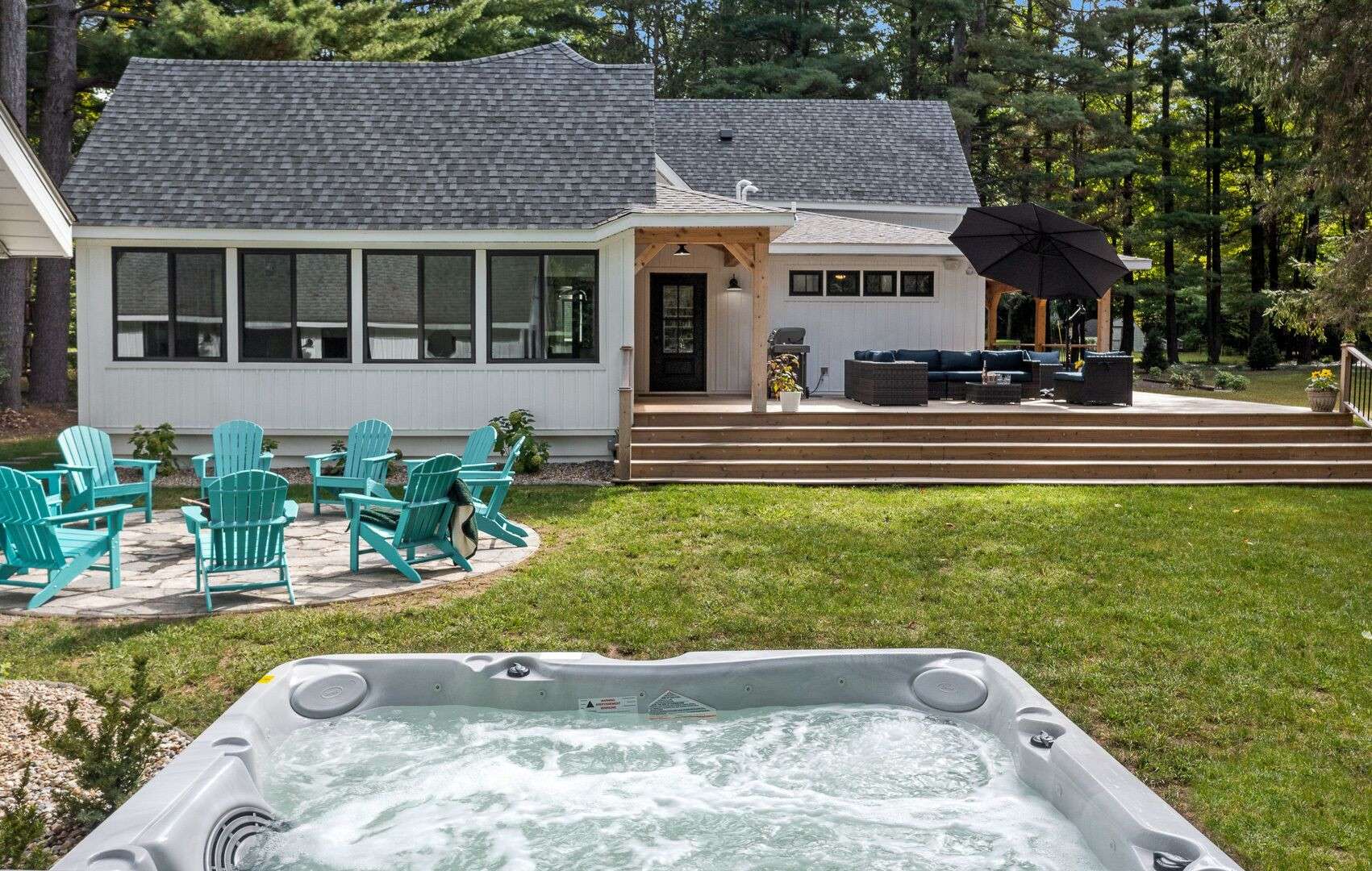 Lake family paradise: pickleball, hot tub & more