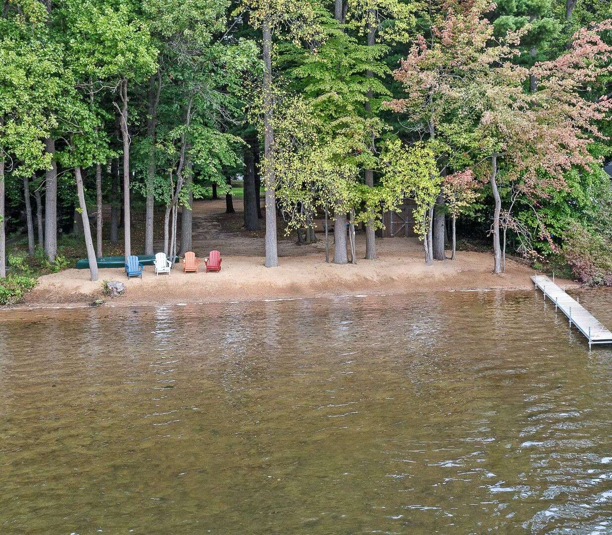 Lake family paradise: pickleball, hot tub & more