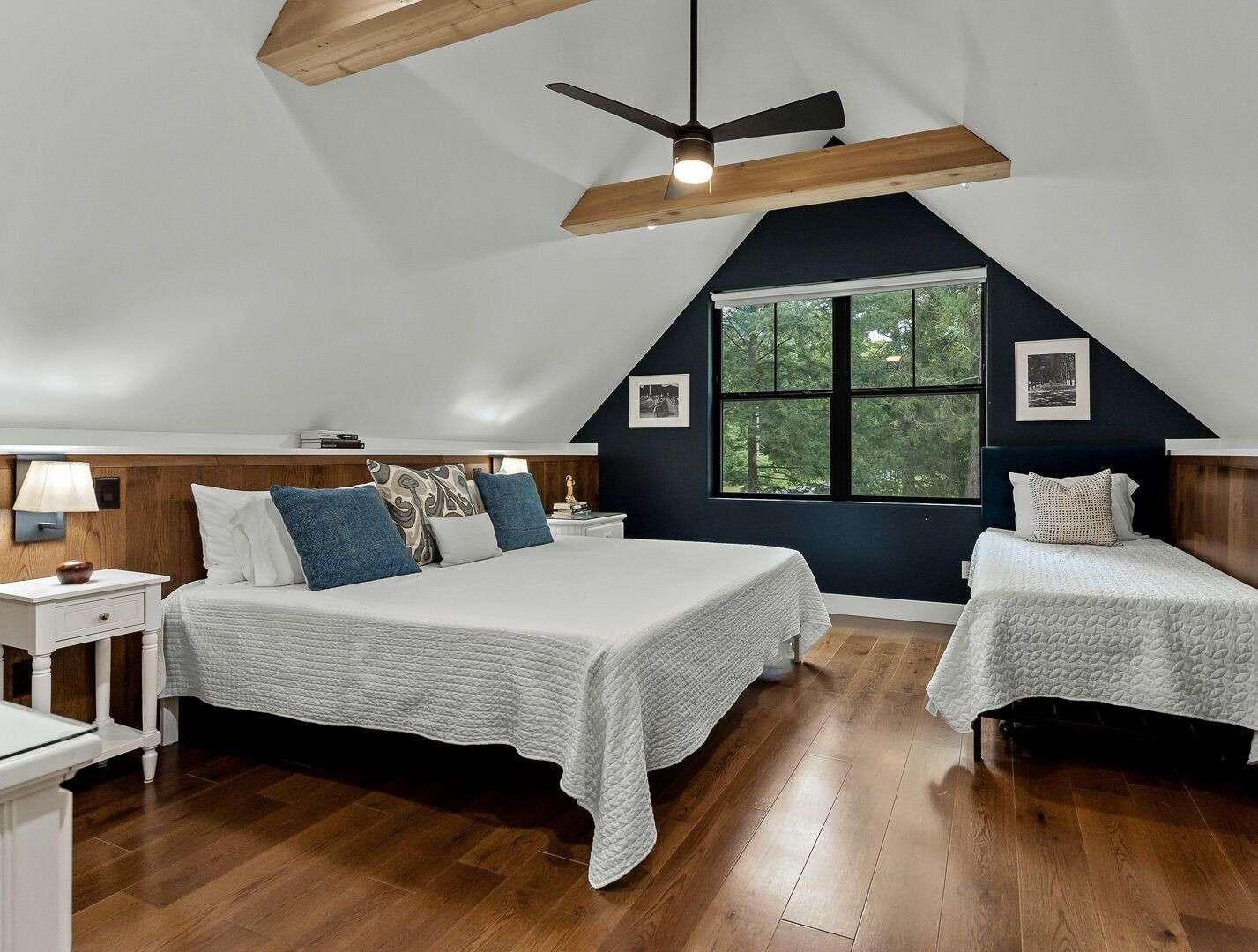 Lake family paradise: pickleball, hot tub & more