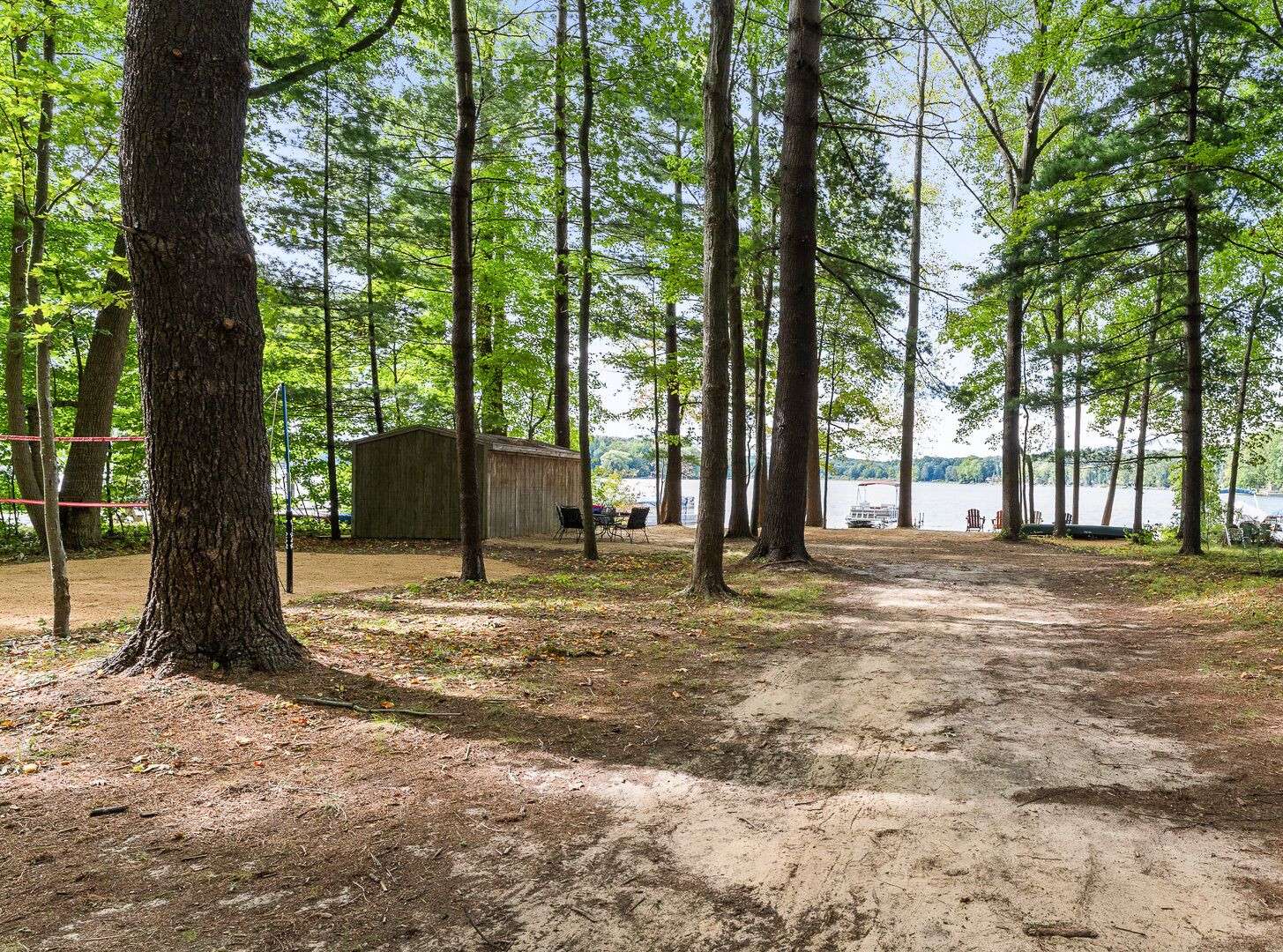 Lake family paradise: pickleball, hot tub & more