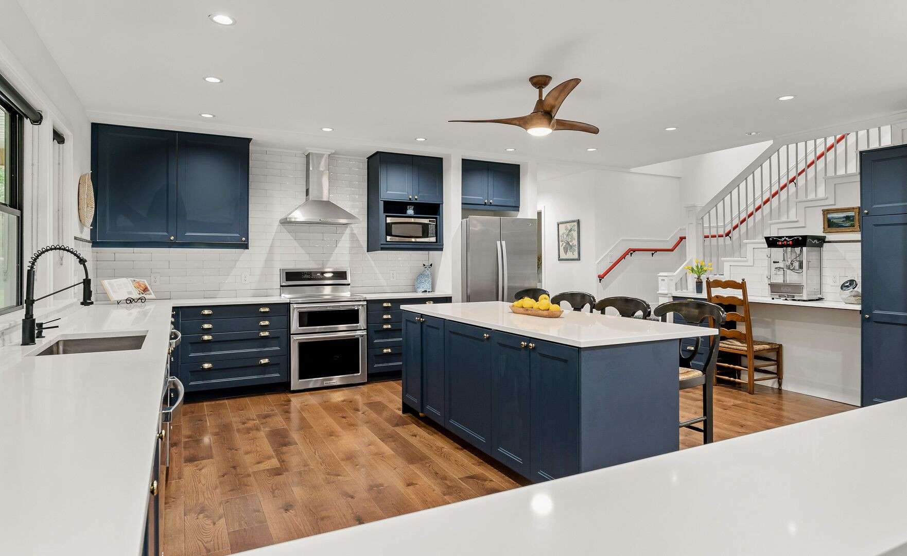 Lake family paradise: pickleball, hot tub & more