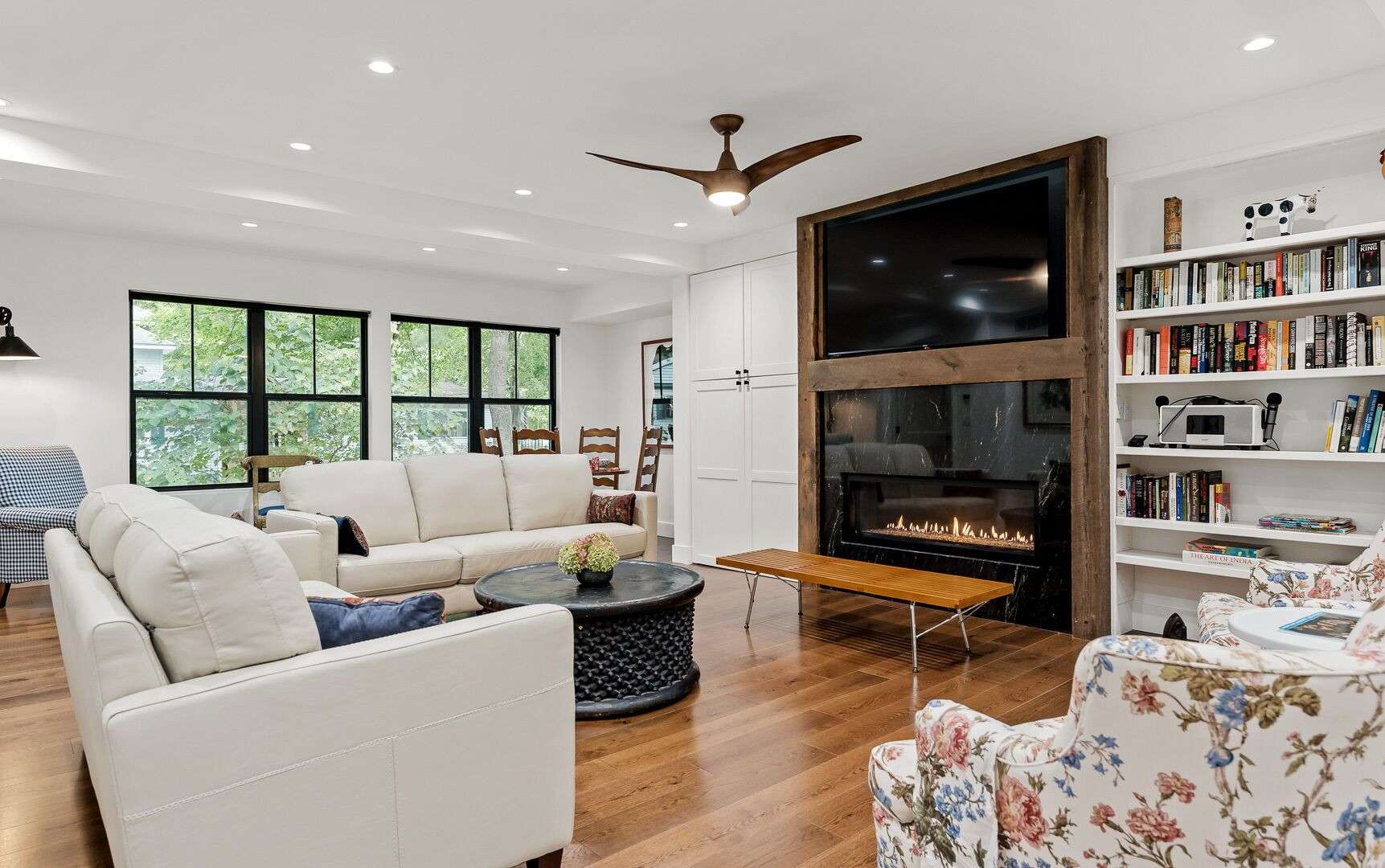 Lake family paradise: pickleball, hot tub & more